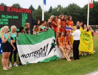 Rien van Haperen overhandigd de kampioensvlag